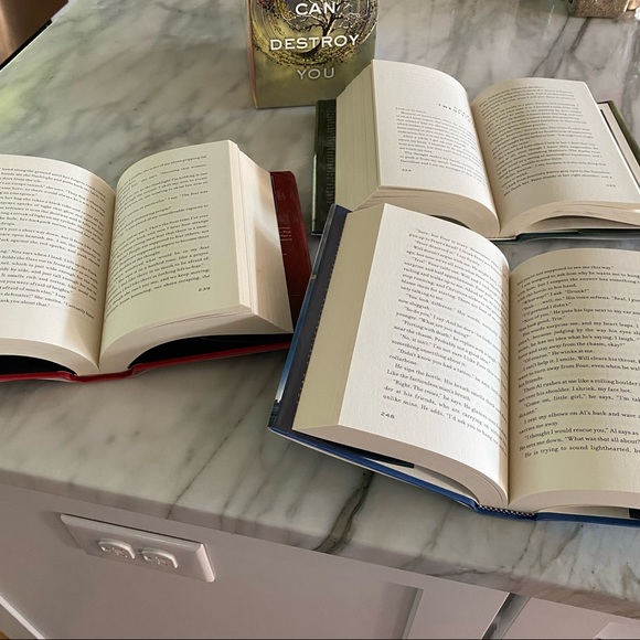 Veronica Roth’s book collection - Picture 10 of 13